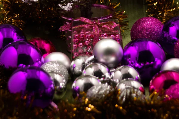 Primer Plano Hermosos Regalos Navidad Sorpresas Navideñas Regalos Con Bolas — Foto de Stock
