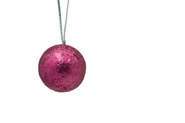 Beyaz arkaplanda izole edilmiş noel topu