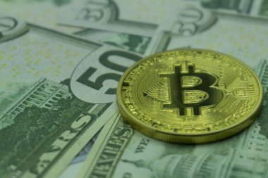 İşadamı almak para Smartphone, işadamı Holding Bitcoin izole bir sürü siyah arka plan, dijital para ve Bitcoine kavramı üzerine