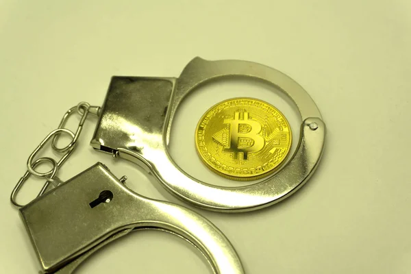 Kelepçeleri ile para bitcoin ve bir suç için ceza