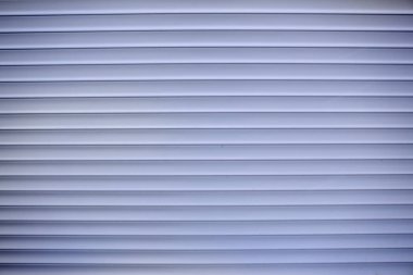 Güneş ışığı penceresindeki kapalı plastik perde