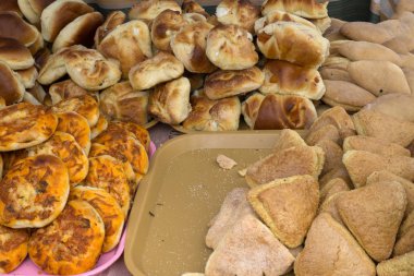 Et köftesi mini pizza bisküvi ile bir tabak içinde bir çok .