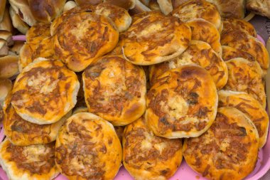 Mini pizza bir ahşap tahta arka plan üzerine heaped