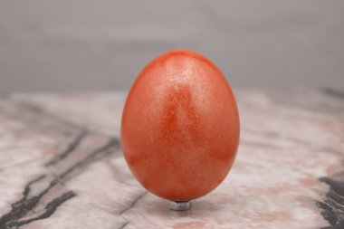 mutlu paskalya metin ile kırmızı yumurta ve tesisleri