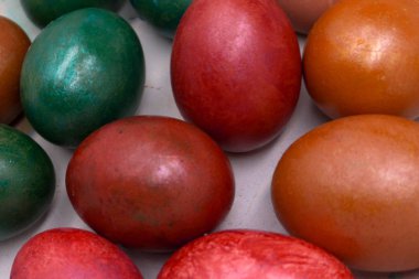 Farklı renk ve tonalite ravent, tumeric, turp ve kahve tozu, üstten görünüm gibi doğal malzemeler kullanarak renkli Paskalya tatili, Paskalya yumurta hazır renkli