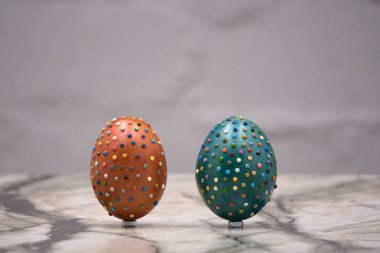 Yumurta ve beyaz arka plan üzerinde izole tavşan güzel Paskalya kompozisyonu