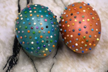 Paskalya yumurtaları doğal yumurta boya meyve ve sebze ile boyalı