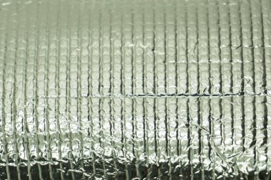 Kare kabartma desenli siyah metal duvar ile arka planda soyut fotoğraf