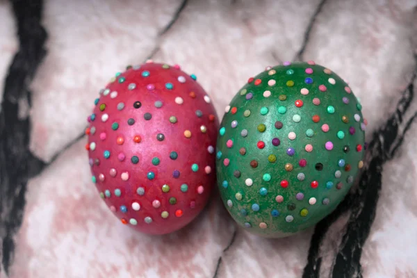 Huevos Pascua Coloridos Una Cesta Sobre Fondo Madera — Foto de Stock