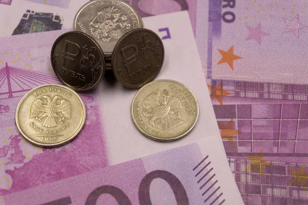 Csökkenés Rubel Hogy Euro Érmék 500 Euró Alapon — Stock Fotó