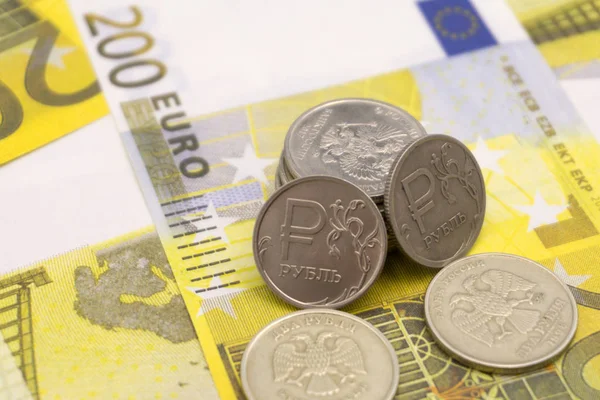 Eurobankjegyek Rubel Fogalom Egy Kis Kerék Egy Nagy Euro — Stock Fotó