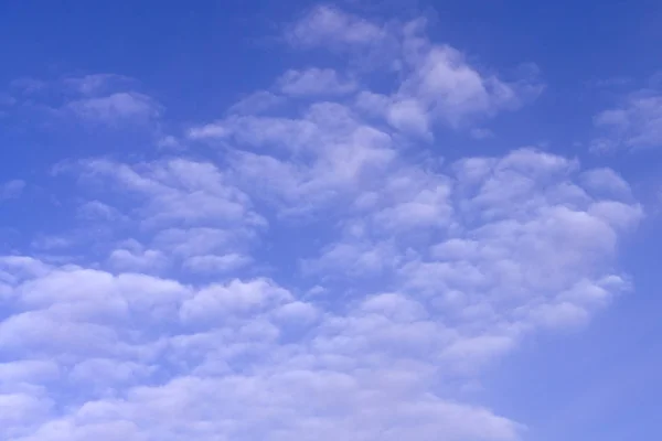 Fondo Cielo Azul Con Diminutas Nubes — Foto de Stock