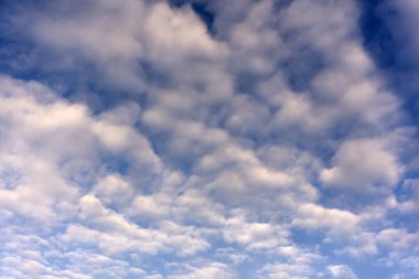 Sıradışı ilginç bükülmüş mavi gökyüzünde yuvarlak fkuffy bulut