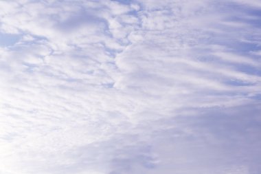 beyaz bulut mavi gökyüzü üzerinde