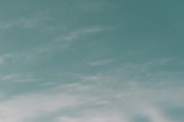 Λευκά Σύννεφα Στον Καταγάλανο Ουρανό Αφράτο Στρατόσφαιρα Υψηλής — Φωτογραφία Αρχείου
