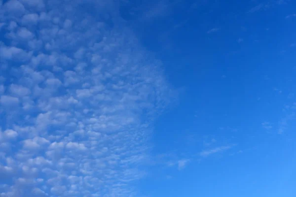 云在天空中散布蓝色图案 — 图库照片