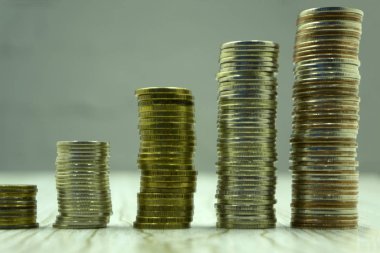 Parlak geleceğe büyüme sikke tasarruf bir kumbara, gelecek para tuttu