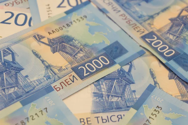 Yeni Rus banknotlar 2000 ruble erkek el yakın çekim, üstten görünüm cinsinden