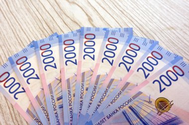 İki bin ruble bir banknot ile. İki bin ruble 2017 yılında yeni Rus banknot. Mavi para para kağıt