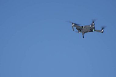 Drone Quadcopter berrak gökyüzü arka plan üzerinde uçan kamera ile