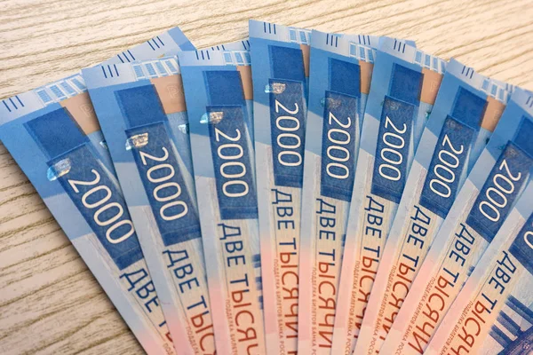 Beyaz arka plan üzerinde yeni Rus banknotlar. 2000 ruble. Vladivostock. Rus parası