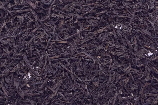 Beyaz arkaplanda izole edilmiş yeşil çay yığını