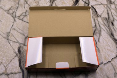 Beyaz arkaplanda izole edilmiş boş karton kutuyu aç