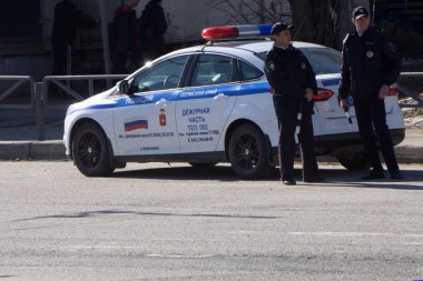 Rusya BEREZNIKI 1 Mayıs 2018-acil polis arabası siren ile ışık sokak sürüş yanıp sönen .