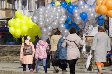 kadın bir sürü balonlar müşteriye taşırlar. İlham, sevinç ve mutluluk kavramı .