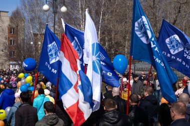 BEREZNIKI Rusya-Mayıs 1, 2018: Mayıs günü gösteri. Barış iş afiş insanlarla İşçi Bayramı kutlayan bir geçit töreni sırasında izin. Tüm işçilerin 1 Mayıs günüdür. Koloni içinde yürüyen insanlar