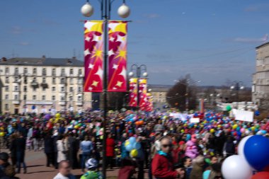 Rusya BEREZNIKI 1 Mayıs 2018: büyük bir pazar alanında dini bir festival sırasında sallayarak bir adam
