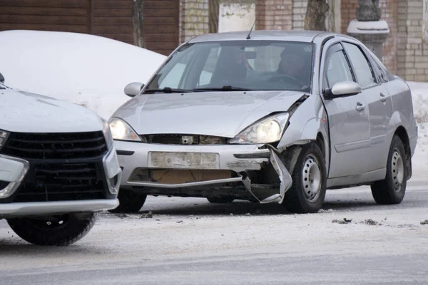 道路上の2台の車を含む車の事故 — ストック写真