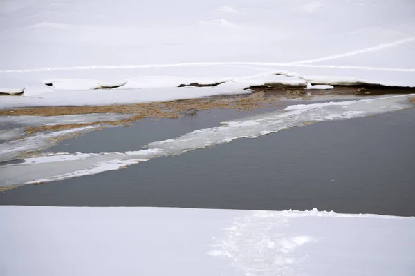 在薄冰上的洞 有人掉进冰里了 危险的概念 冬季蓄水层冰的冻结和融化时间 — 图库照片