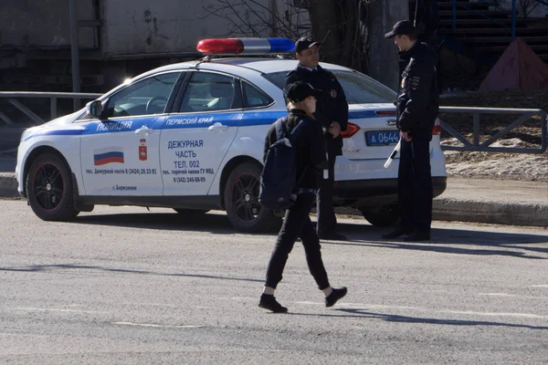 Russia Berezniki May 2018 Police Officer Communicating Radio Standing Car — Stock Photo, Image