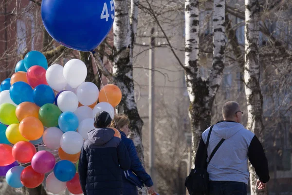 Росія Березники Травня 2018 Бізнесмен Тримає Повітряні Кульки Летить Вгору — стокове фото