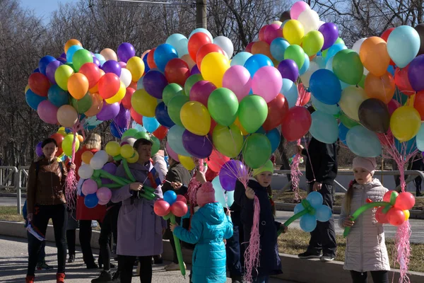 Rusya BEREZNIKI 1 Mayıs, 2018-balonlar gurur geçit töreni sırasında taşıyan insanlar