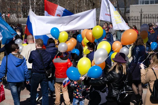 Rússia Berezniki Maio 2018 Primeira Manifestação Dia Trabalho Pessoas Marchando — Fotografia de Stock