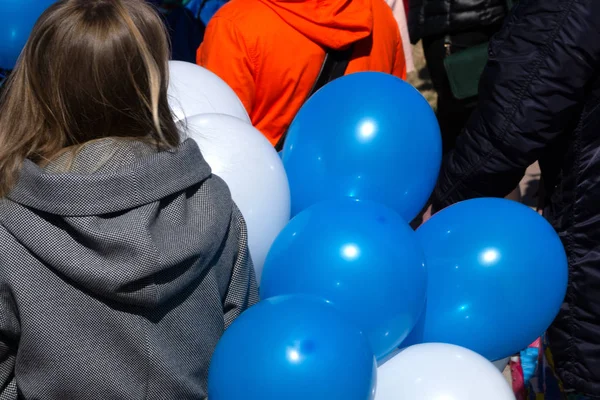 Lächelndes Mädchen Mit Luftballons Auf Dem Feld — Stockfoto