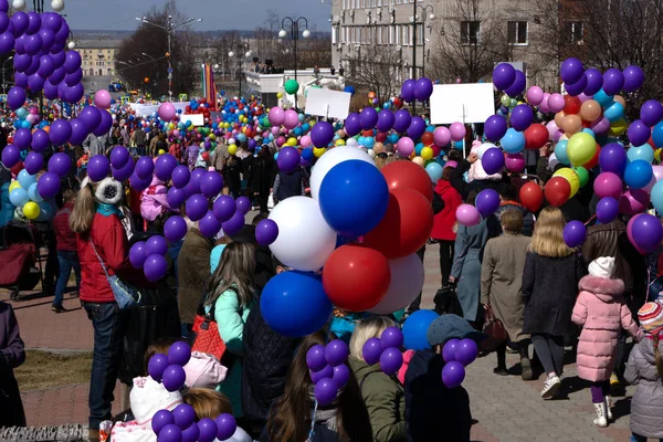 Berezniki Rusia Mayo 2018 Muchos Niños Ríen Lanzan Globos Colores — Foto de Stock