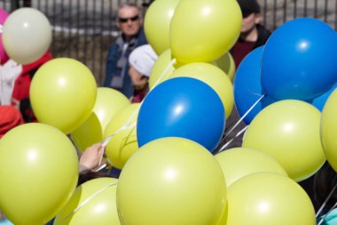 renkli sıçrayan açık havada karşı güneşli gökyüzü mavi topları