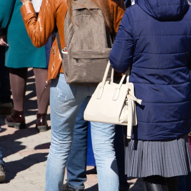 Güneşin doğuşunda, arka planda sıcak bir ışıkla parkta birlikte yürüyen iki arkadaşın arka planı.