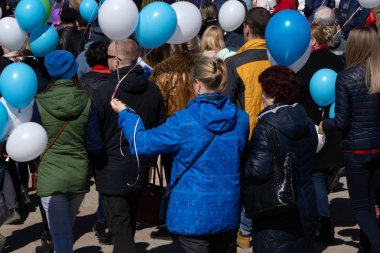 Rusya Berezniki-Mayıs 1, 2018: Rusya Devlet bayrakları İşçi Bayramı tatil-barış onuruna sembolleri ile yürüme meydanında büyük bir geçit töreni işçiler. İşgücü