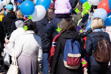 1 Mayıs tarihinde 2018 FIFA Dünya Kupası Rusya BEREZNIKI sırasında dolaşan gençler