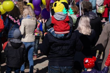 Farklı ülkelerden gelen futbol taraftarları Dünya Kupası sırasında şehir etrafında yürümek