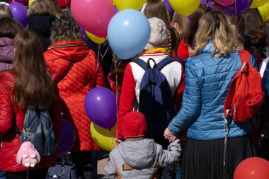 Farklı ülkelerden gelen futbol taraftarları Dünya Kupası sırasında şehir etrafında yürümek