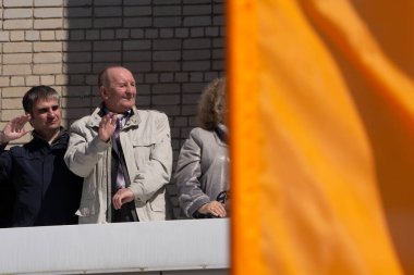 Rusya BEREZNIKI, Perm Krayı Rusya BEREZNIKI 1 Mayıs 2018 sallayarak balkonda çift