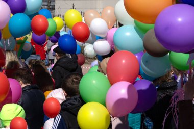 Bir grup genç insan anorama. Kentsel peyzaj