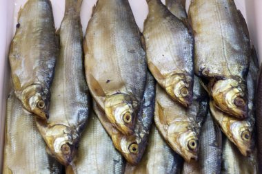 Füme yapısı kurutulmuş ve füme balık bileşimi