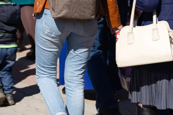 Dükkan hırsızı onun çanta soyut kadınlardan para çaldı