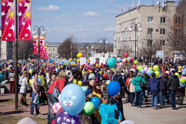 Berezniki Rusko Květen 2018 Lidé Účastní Prvomájové Demonstrace — Stock fotografie